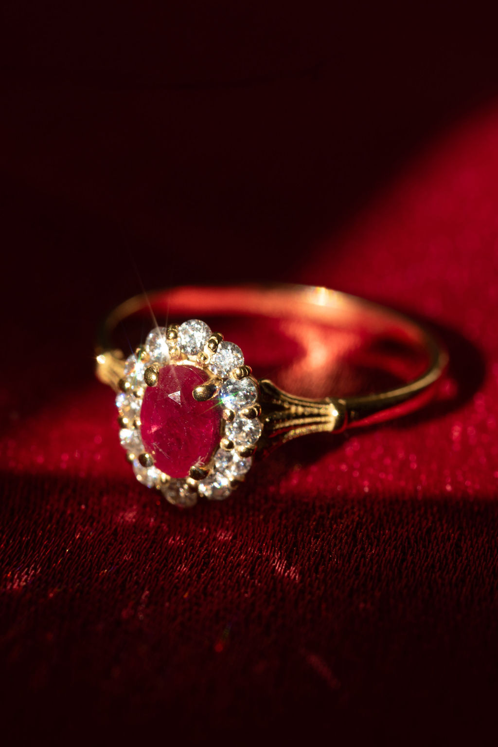 Une photo d'une bague rubis entre ombre et lumière pour un shooting mode mariage