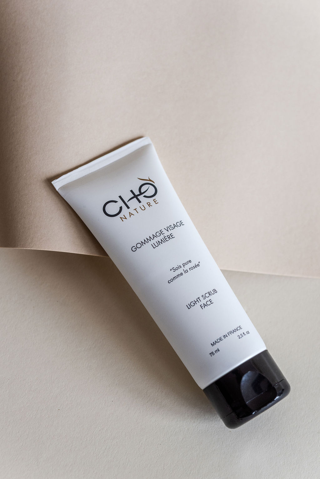 Ambiance minimaliste et élégante lors d'un shooting photo de produit pour une marque de luxe