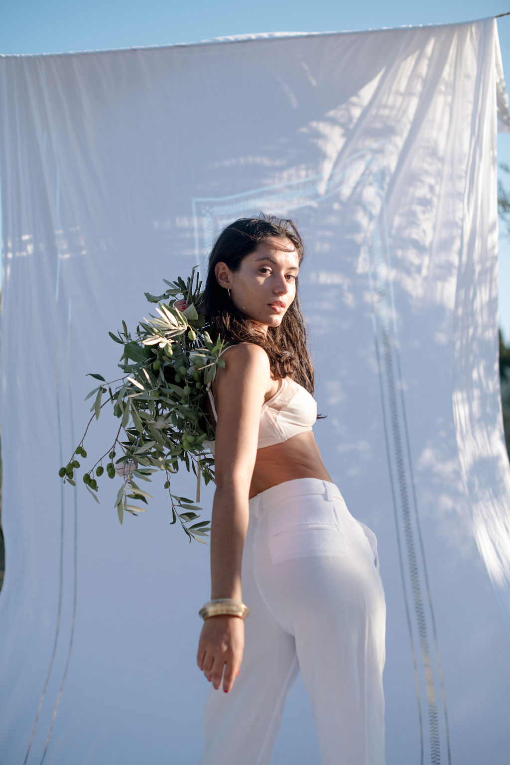 Bouquer de branche d'olivier et ambiance méditerranéenne pour un shooting provençale