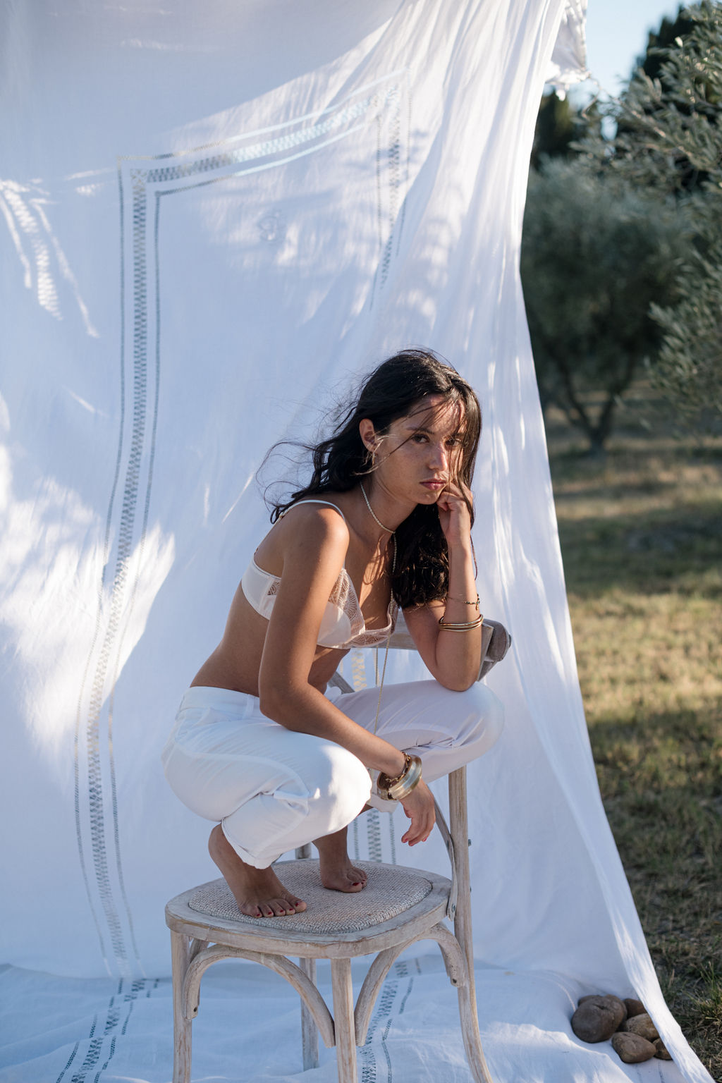 Lumière de fin d'après midi lors d'une séance photo de mode en Provence