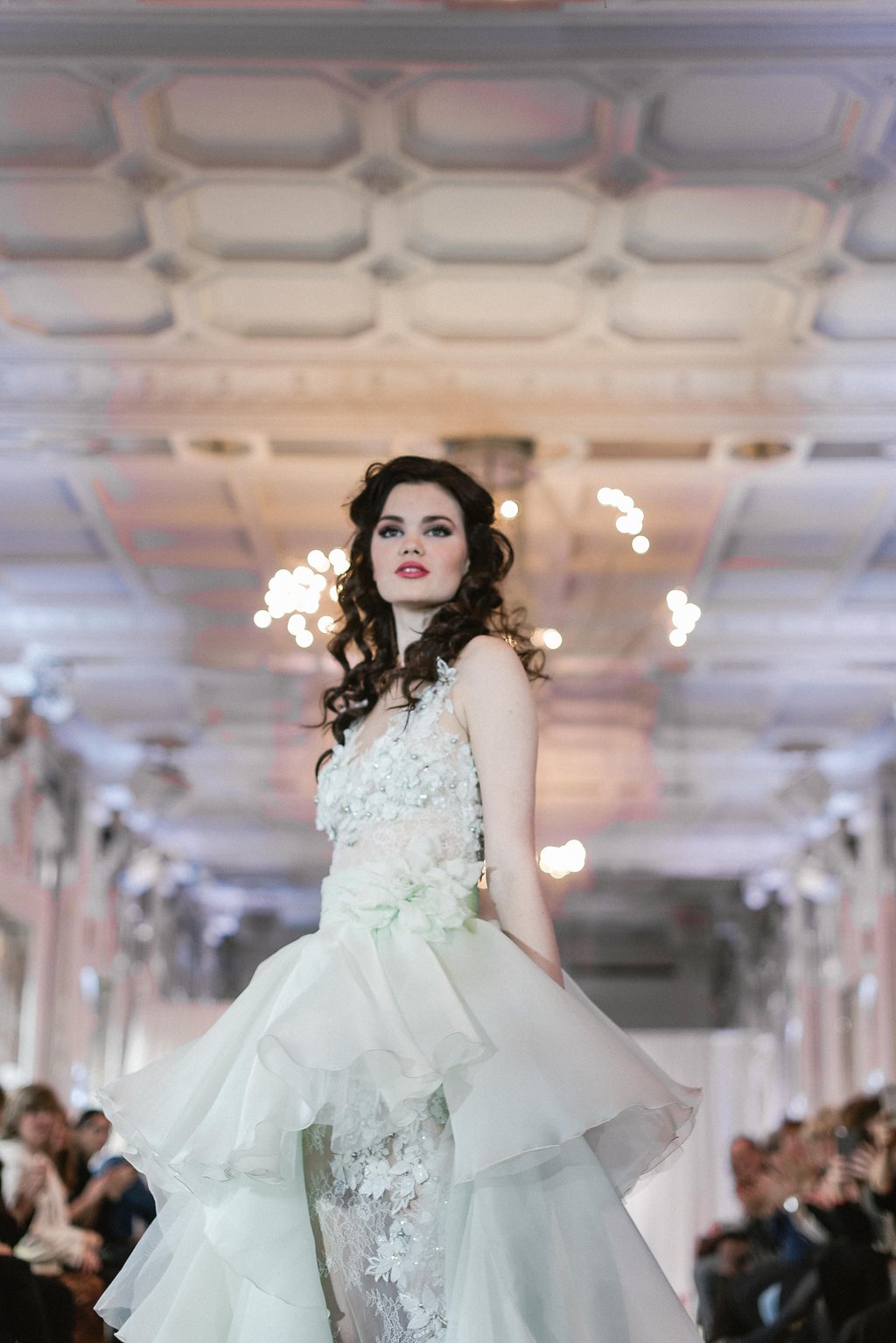 Catwalk pour présenter un ligne couture de robes à Paris