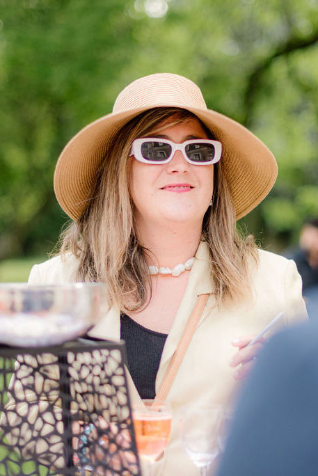 Portrait élégant durant un cocktail pour un évènement luxueux