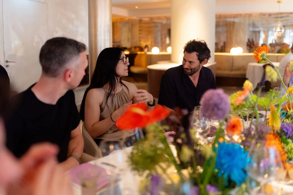Convives attablés lors d'un dîner d'entreprise au Marsan à Paris