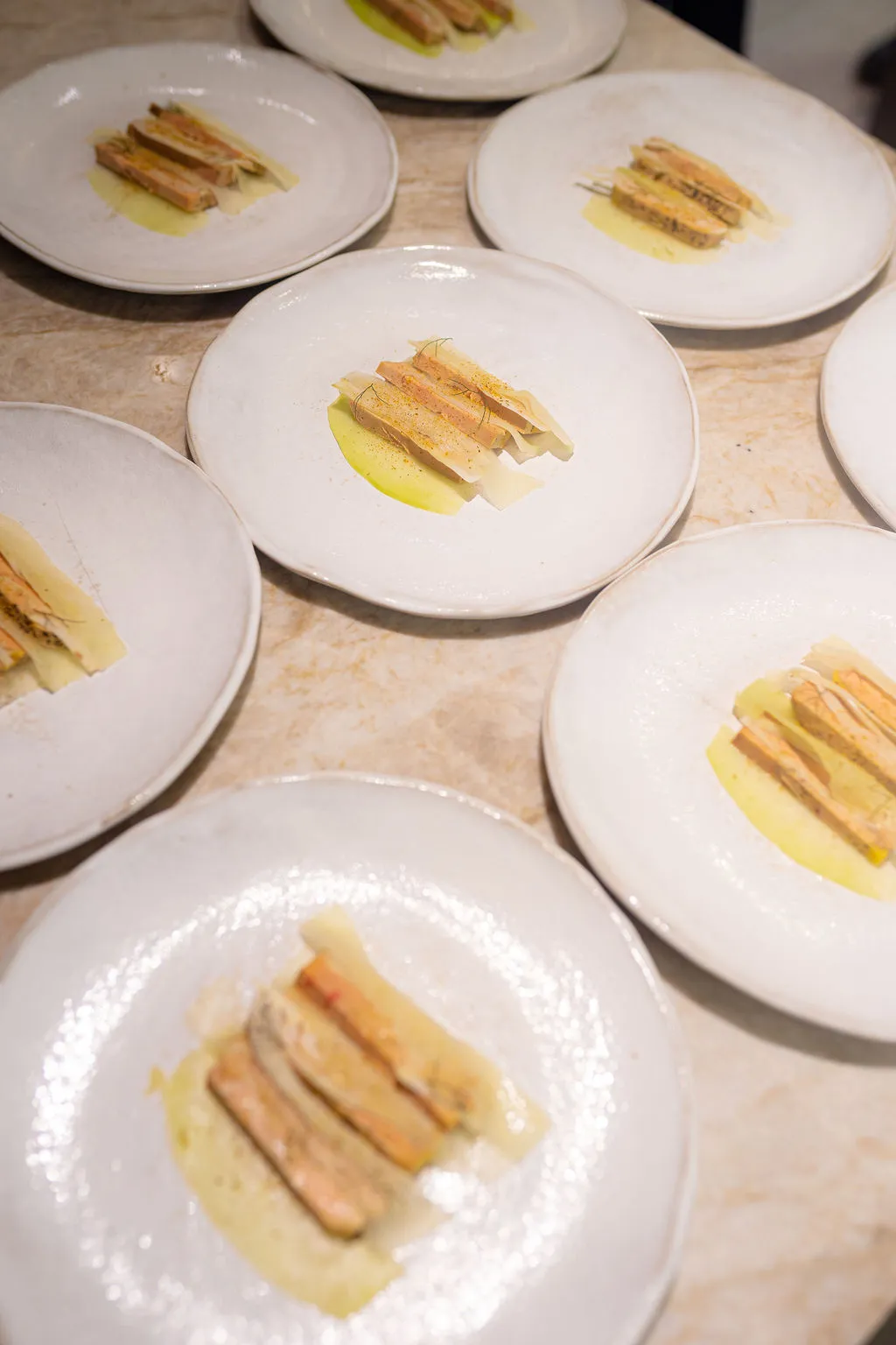 Service en salle pendant un dîner d'entreprise haut de gamme à Paris