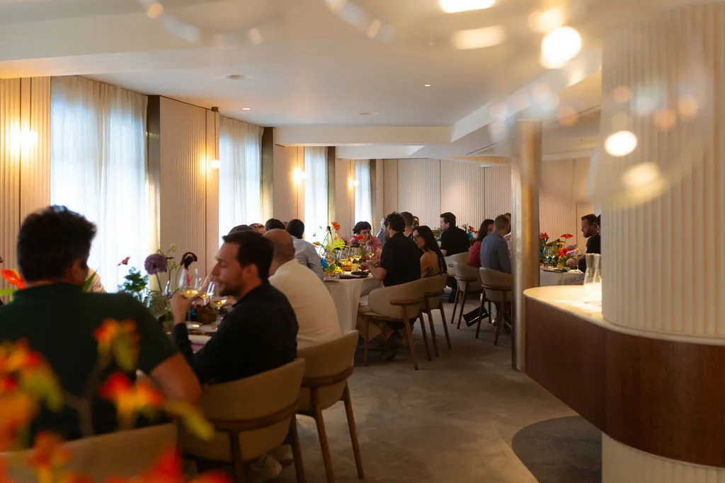Moment de convivialité lors d'un événement corporate parisien