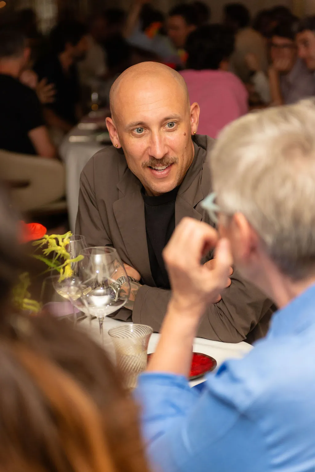 Invités debout autour d'une table haute lors d'un cocktail corporate