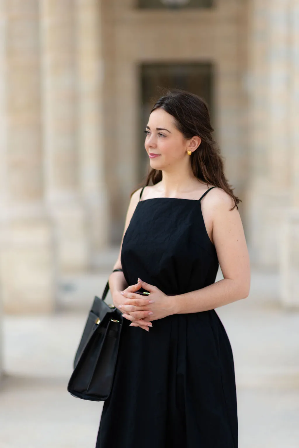 Portrait d'avocate en extérieur sous la colonnade du Louvre à Paris