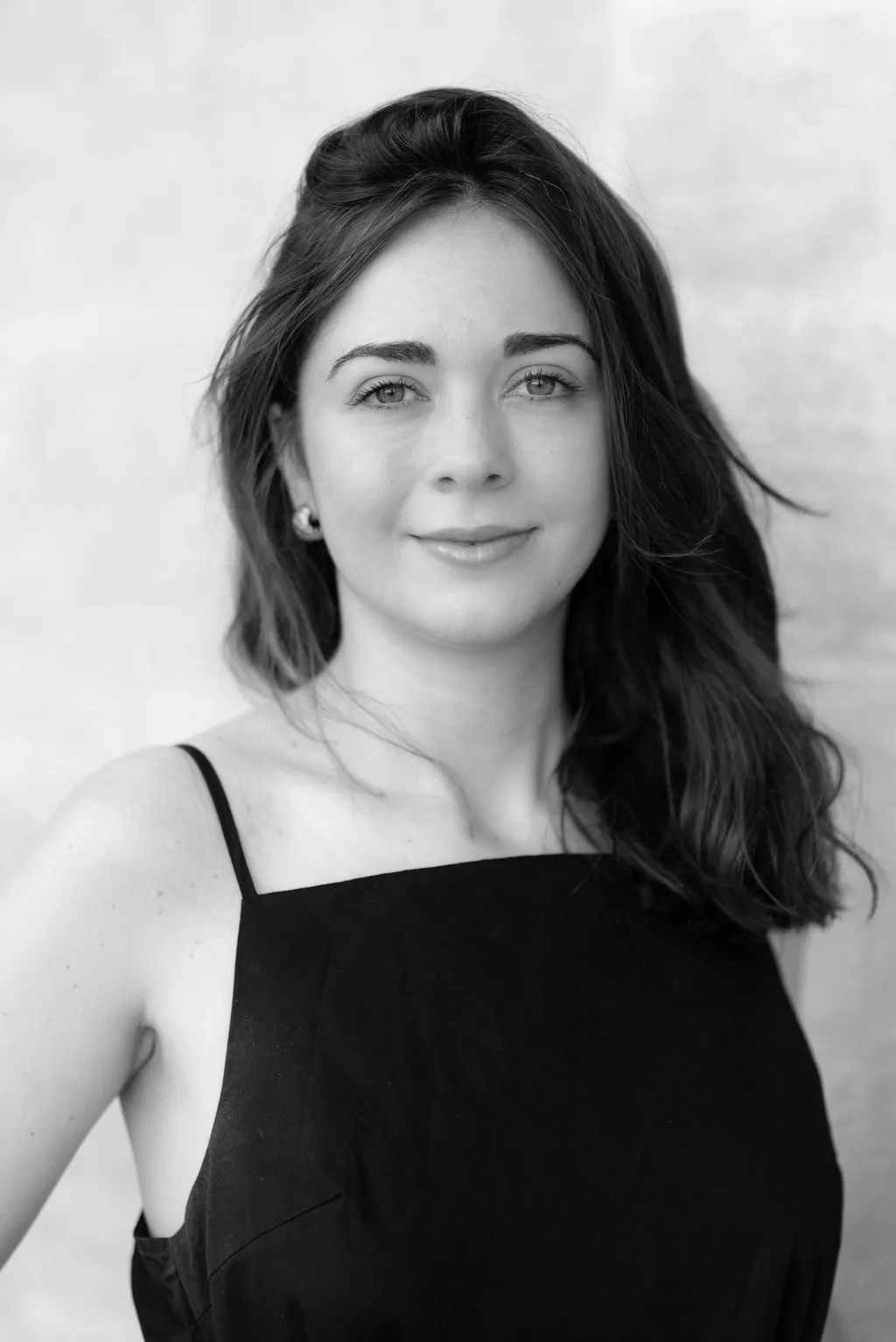Portrait rapproché en noir et blanc d'une avocate à Paris