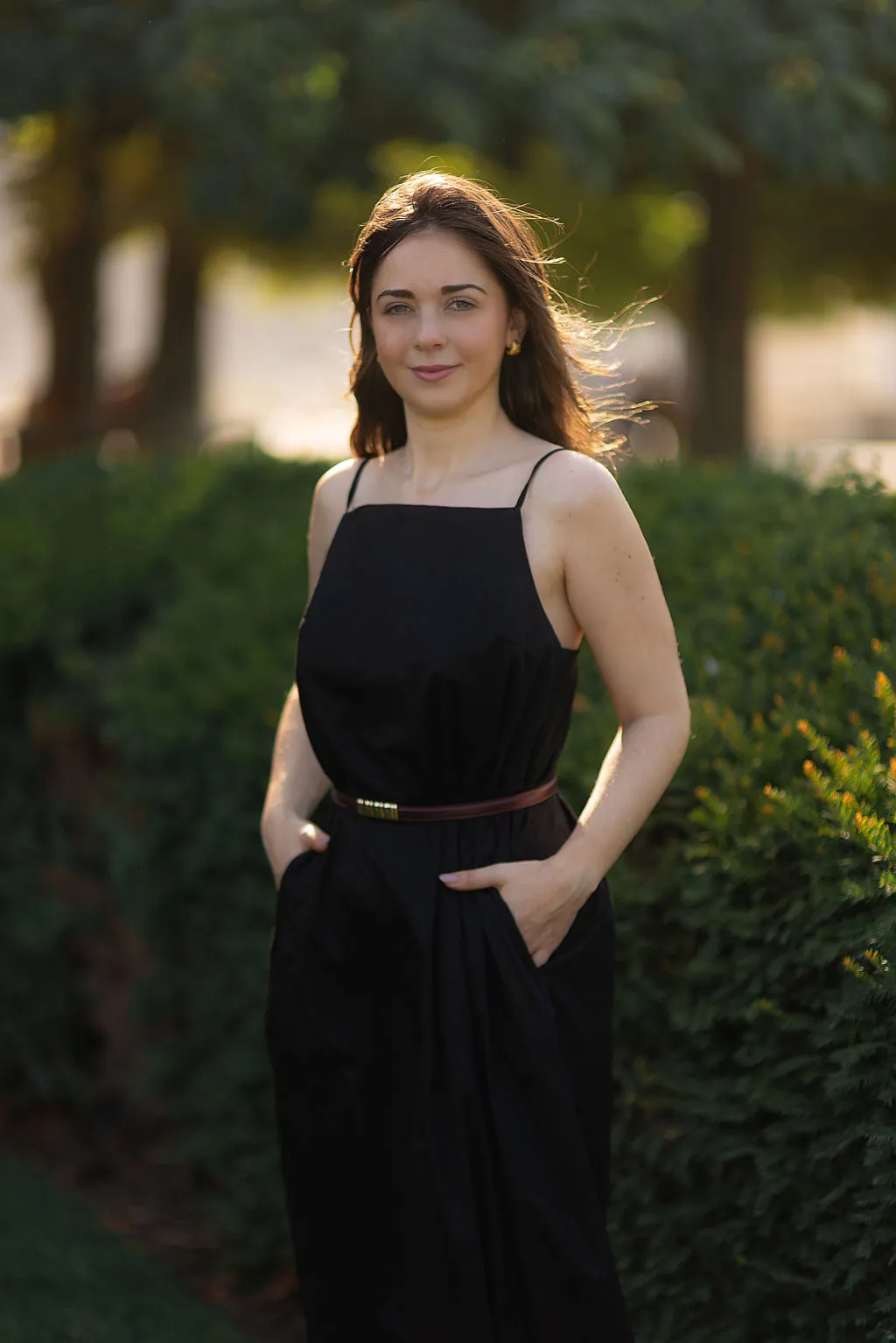 Portrait d'avocate en robe noire dans le jardin des Tuileries à Paris