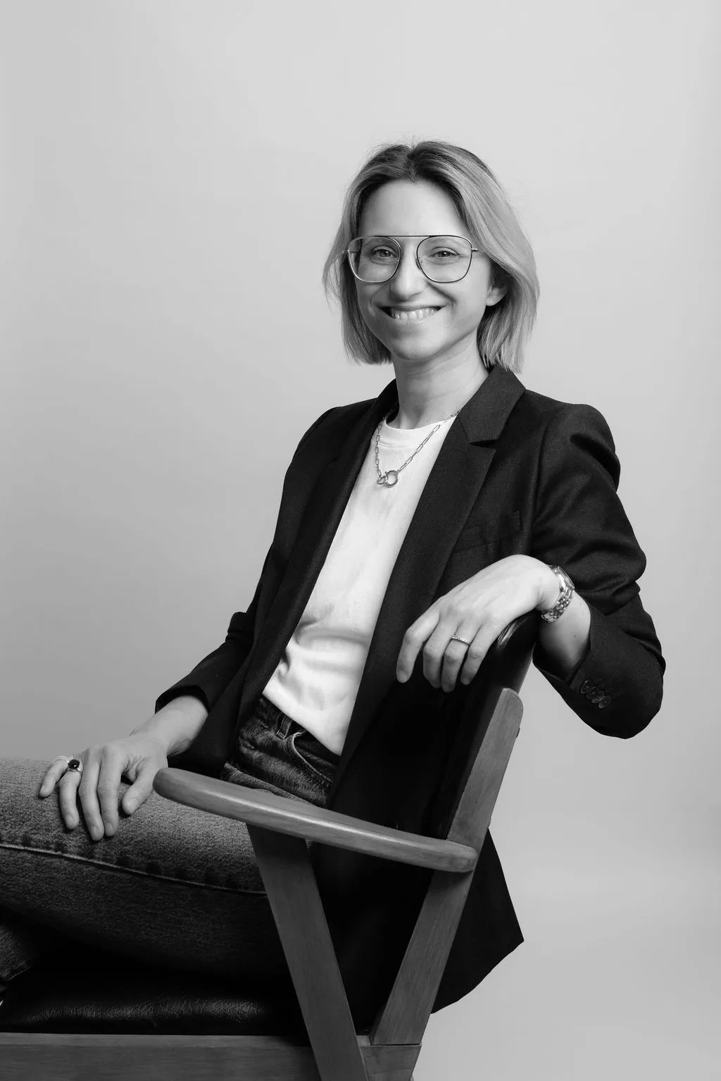 Coach professionnelle photographiée assise sur une chaise en studio à Paris