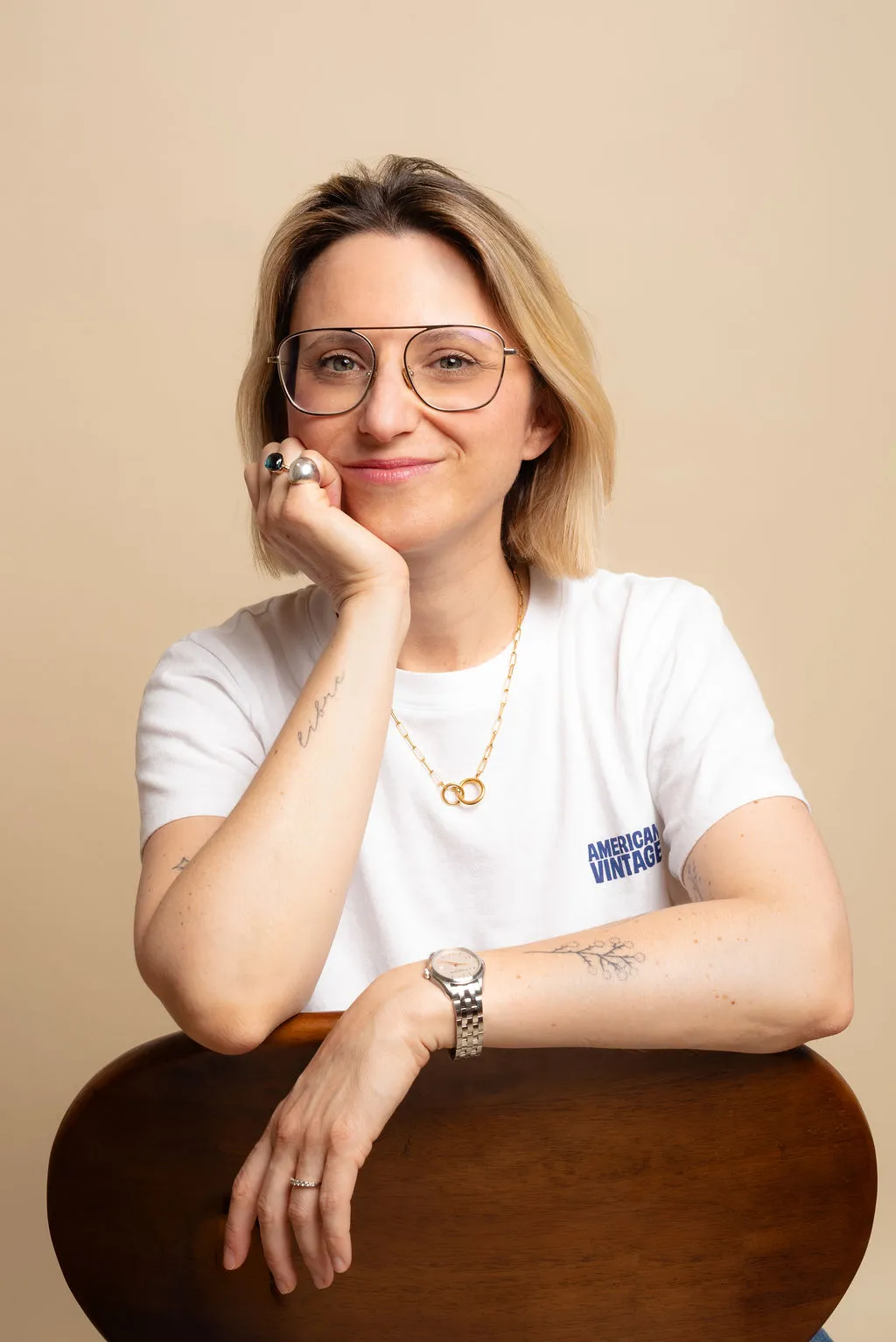 Portrait corporate décontracté en studio, lumière douce, Paris