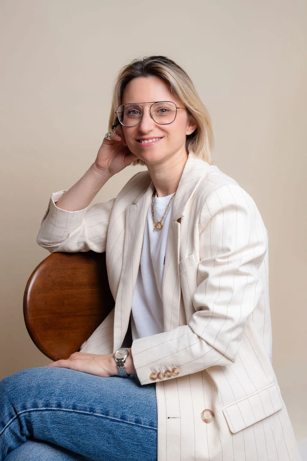 Portrait d'entrepreneuse en studio à Paris, fond beige chaleureux