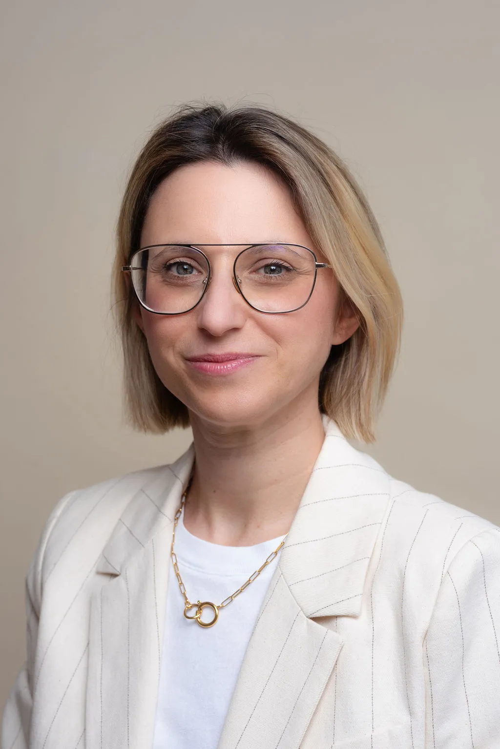 Portrait professionnel en buste réalisé en studio à Paris