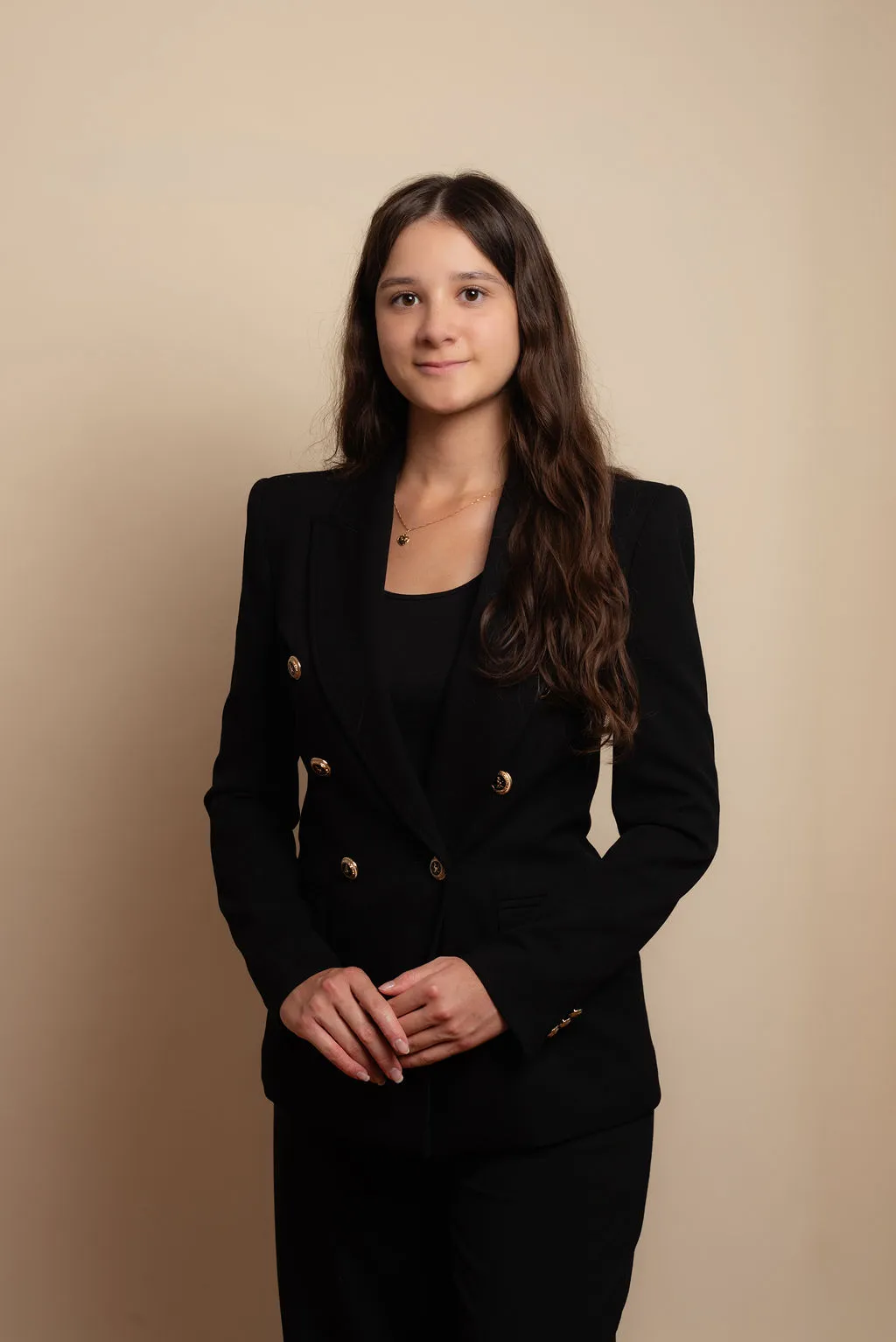 Portrait institutionnel en studio à Paris sur fond taupe