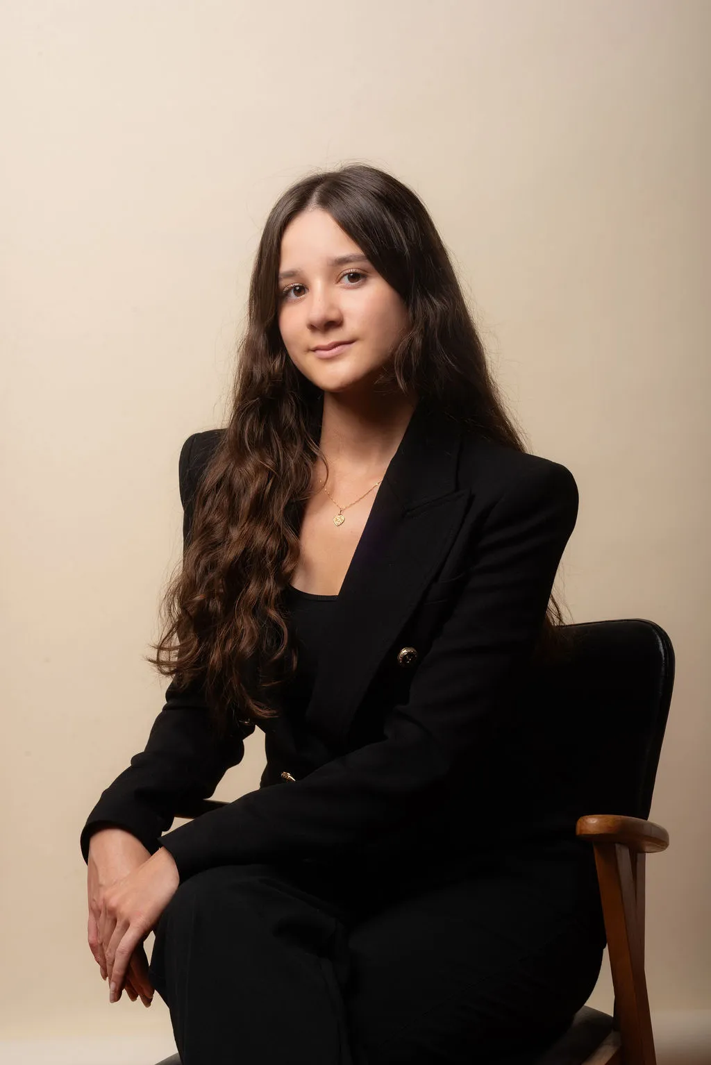 Portrait institutionnel féminin en studio, lumière maîtrisée, Paris
