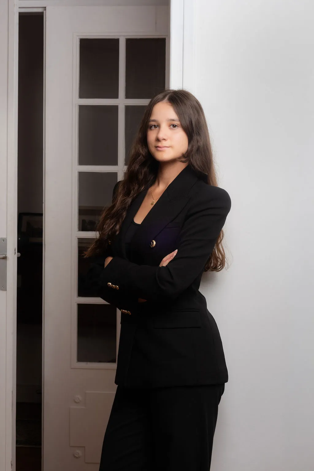Portrait professionnel sobre en studio à Paris pour supports officiels