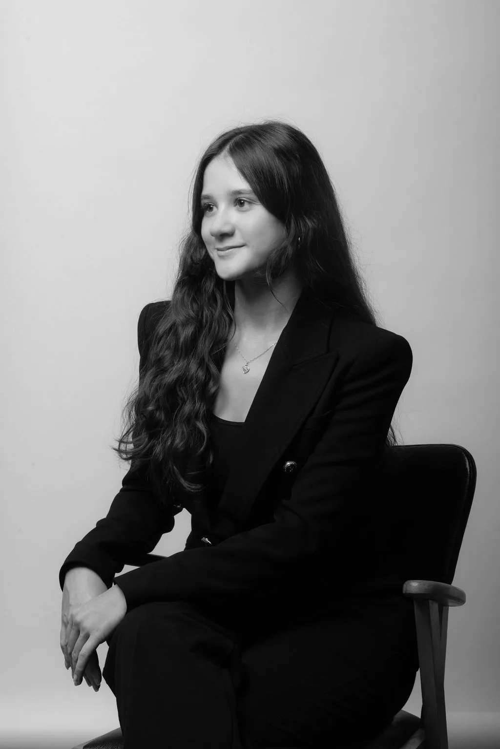 Portrait corporate élégant en studio parisien sur fond taupe
